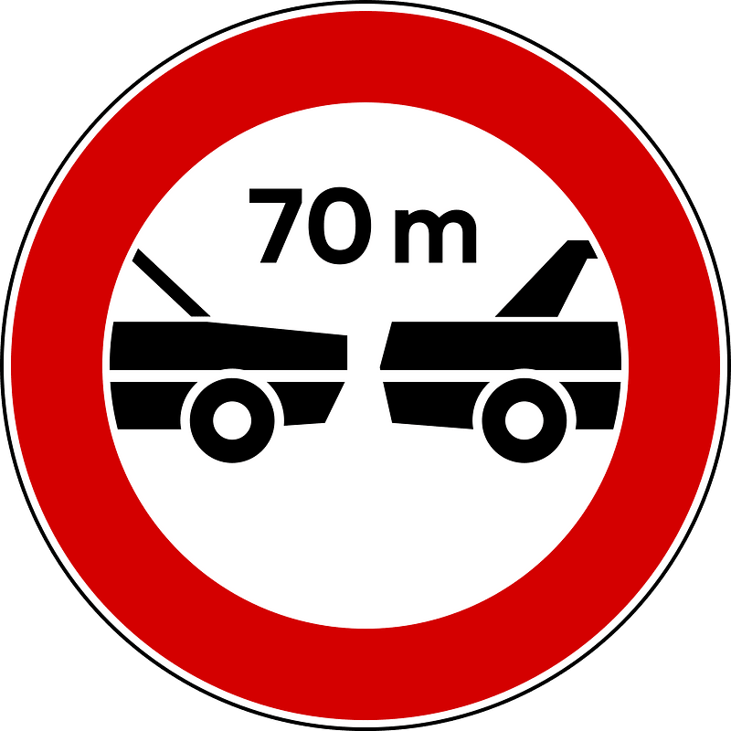 Minimum safe following distance between vehicles sign in Italy