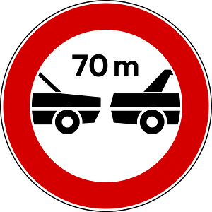 Minimum safe following distance between vehicles sign in Italy