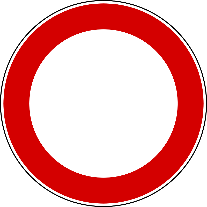 No vehicles sign in Italy
