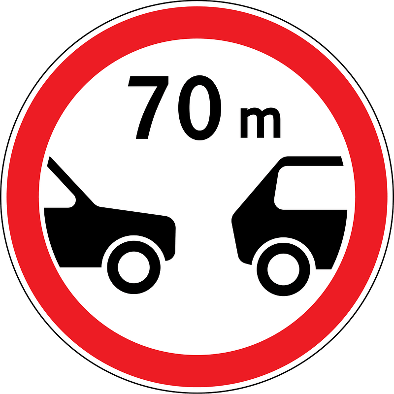 Minimum safe following distance between vehicles sign in Moldova