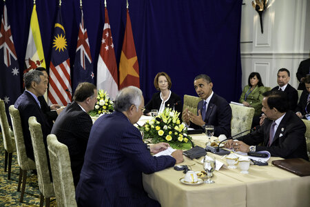 President Barack Obama meets Lee Hsien Loong at ASEAN Summit 2012 photo