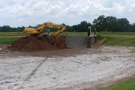 Earth excavator 