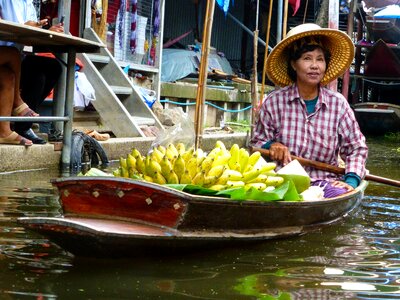 Floating vendor boat