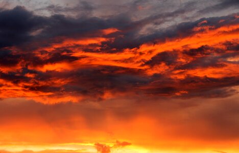 Red clouds the evening sky