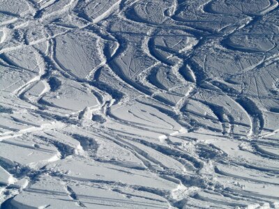 Trace curves powder snow