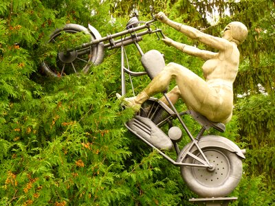 Sculpture rockerbraut peter lenk