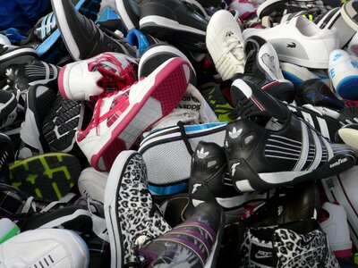 Sports shoes sale market