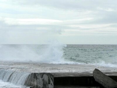 Rocks strand wave