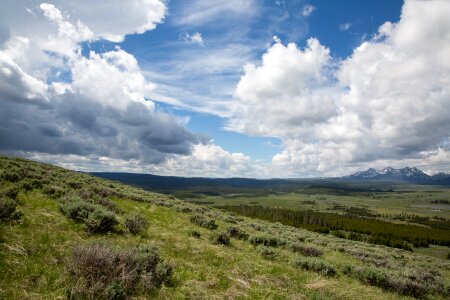 Bunsen peak hiking trail with beautiful landscape views
