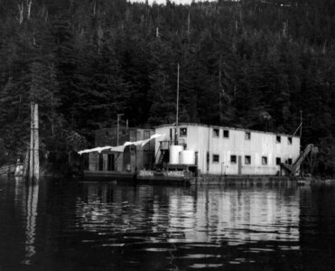 Aquatic float home
