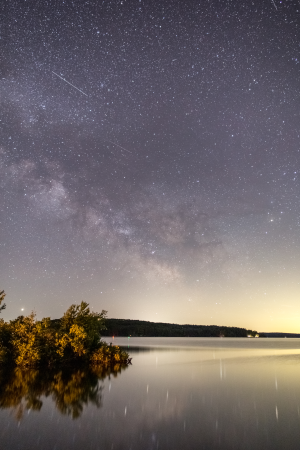 milky-way-galaxy-and-a-calm-lake-photo-original
