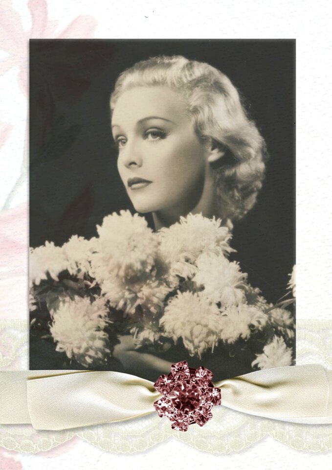 Lace pearls mirror