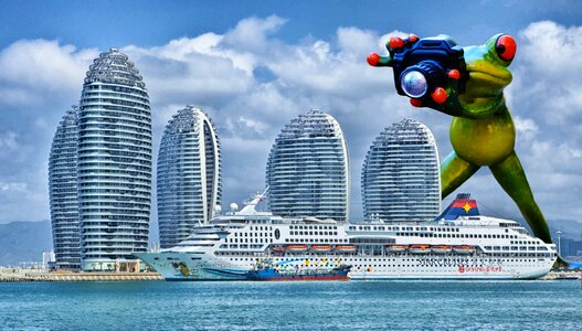 Funny cruise ship ship