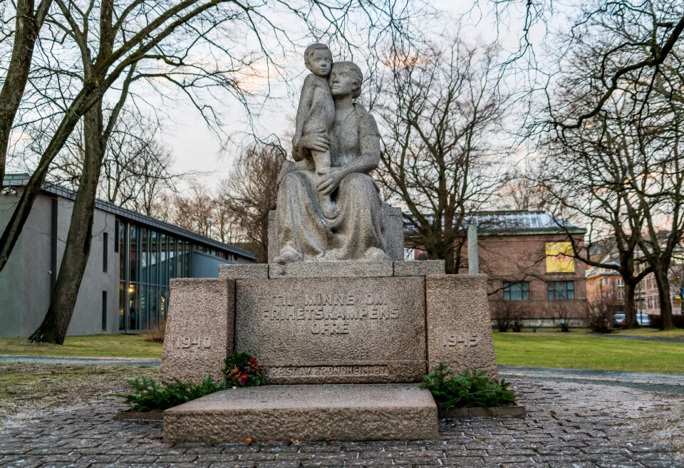 Sculpture monument landmark