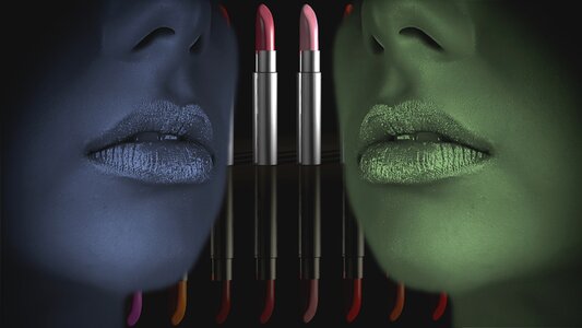 Mouth cosmetics mirroring