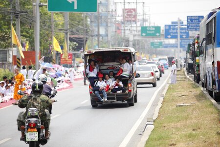 Car people overload photo