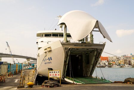 Transportation bay port