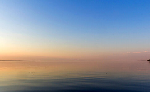 Horizon dusk on the lake