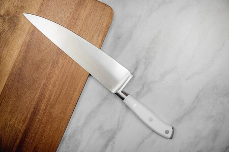 2 Big kitchen knife lying on an old cutting board