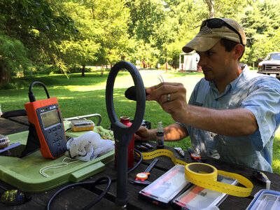 Removing tagged mussels from the substrate photo