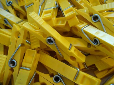 Klamnmer yellow clothespins