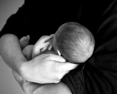 Child newborn arms