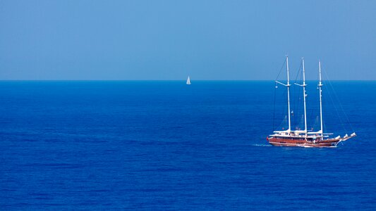 Horizon ocean sail photo