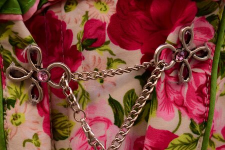 Attire beautiful flowers chain