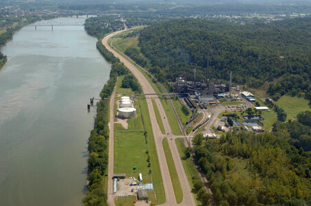 Industry and roads along the Ohio River