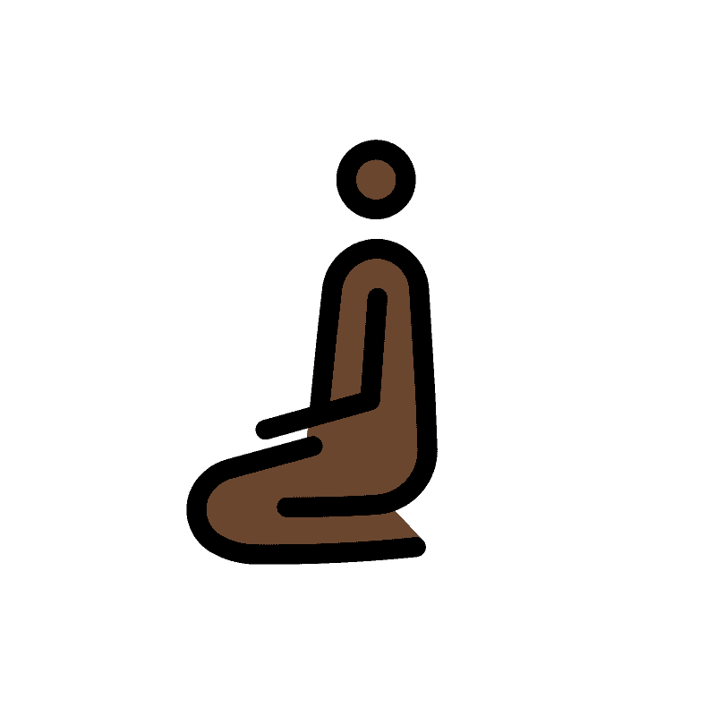 Carnagione scura donna inginocchiata