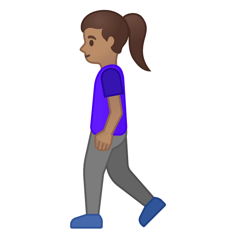 Peau foncée femme qui marche 