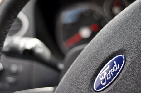 Ford Focus MK2 steering wheel in detail photo