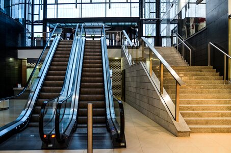 Mobile shopping mall escalator