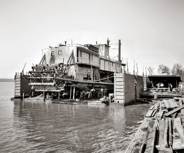Floating drydock in Vicksburg, Mississippi around 1905
