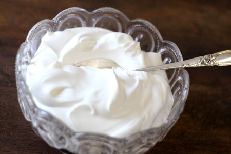 Dessert topping white