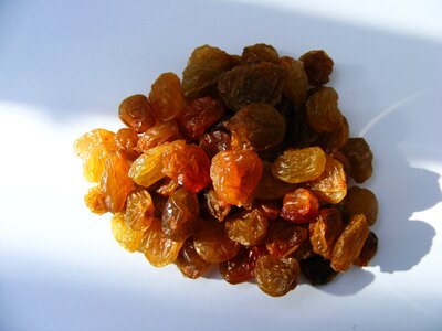 Raisins fruit fall