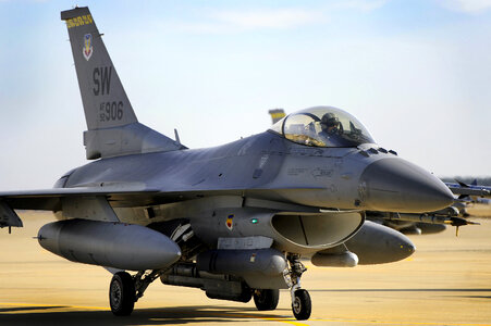 F-16 Fighting Falcon taxis down the runway