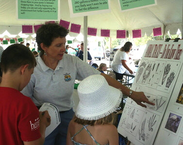 FWS employee teaches children
