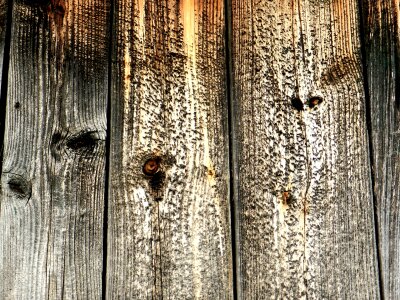 Knotty crack cracks