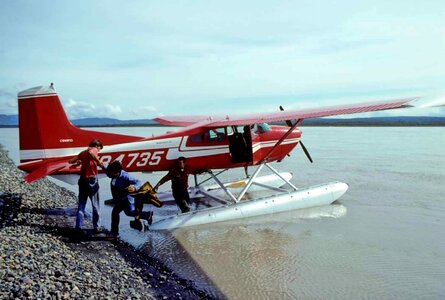 Airplane carriage float
