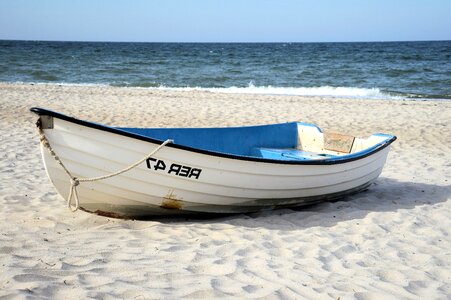 Boot sand sea