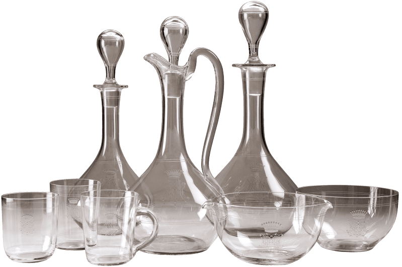 Glasservis vapenservisen karaffer glas skalar utstallningen smak av svunnen tid