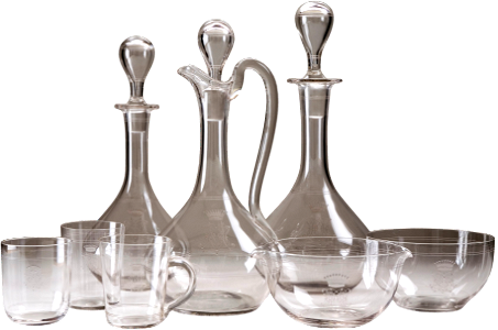 Glasservis vapenservisen karaffer glas skalar utstallningen smak av svunnen tid