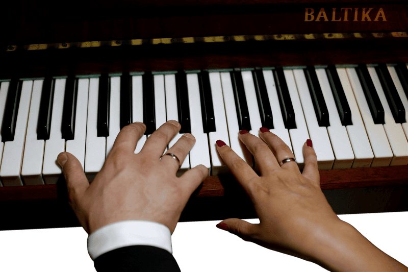 Piano hands couple