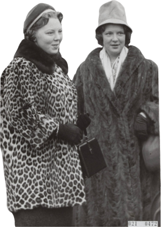 Prinses beatrix en prinses irene op schiphol voor vertrek naar zweden waar zij b