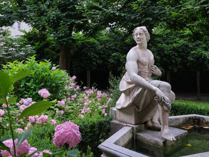 fuente-de-susana-en-mirabellgarten-salzburgo-photo-original