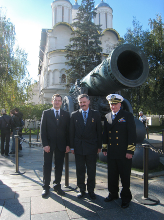 Soyuz TMA-01M crew in front of the Tsar Cannon