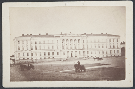 Aleksanteri University (University of Helsinki) on the western edge of Senate Square, the building has original windows, 1860 -luku