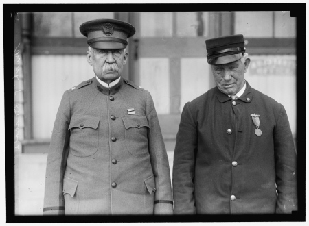 DRISCOLL, JOHN. VETERAN OF FIGHT BETWEEN MERRIMAC AND MONITOR. RIGHT, WITH GENERAL SMITH, ANOTHER VETERAN OF THE FIGHT LCCN2016866727, 1916
