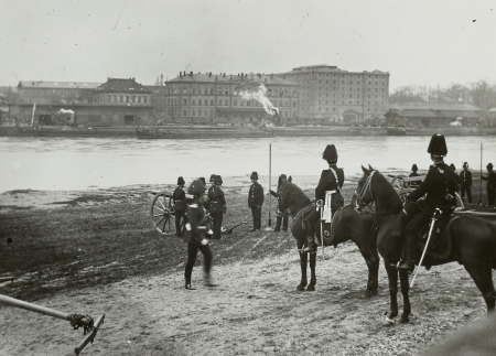 Dresden. Field gun positioned on the banks of the Elbe in Neustadt on the occasion of King Albert of Saxony's birthday, Ermenegildo Antonio Donadini, um 1898